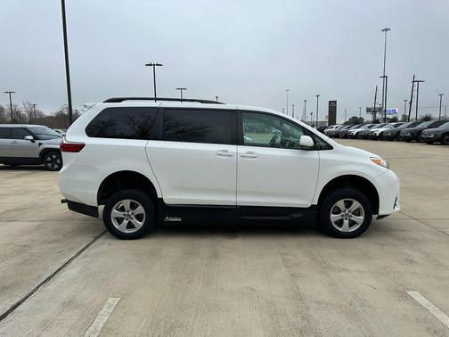 2020 Toyota Sienna LE