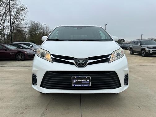 2020 Toyota Sienna LE