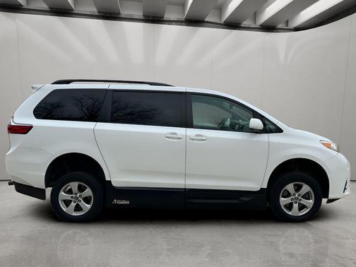 2020 Toyota Sienna LE