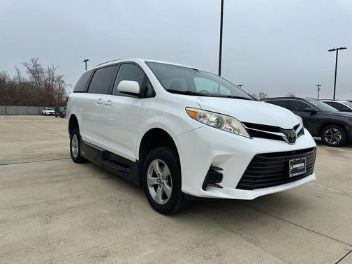 2020 Toyota Sienna LE