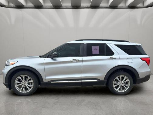 ICONIC SILVER METALLIC 2023 Ford Explorer XLT