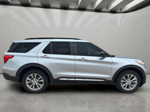 ICONIC SILVER METALLIC 2023 Ford Explorer XLT