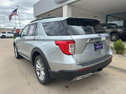 ICONIC SILVER METALLIC 2023 Ford Explorer XLT