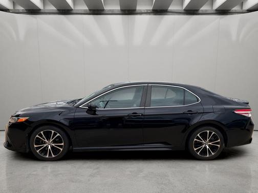 Midnight Black Metallic 2020 Toyota Camry SE