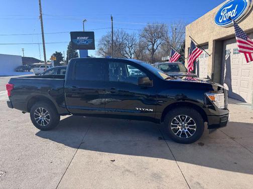 2023 Nissan Titan SV