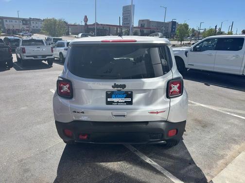 Glacier Metallic 2018 Jeep Renegade Trailhawk