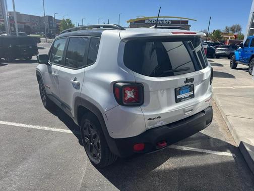 Glacier Metallic 2018 Jeep Renegade Trailhawk