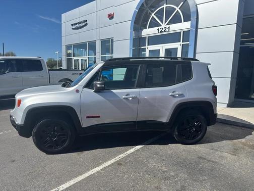 Glacier Metallic 2018 Jeep Renegade Trailhawk