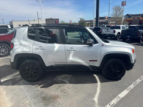 Glacier Metallic 2018 Jeep Renegade Trailhawk