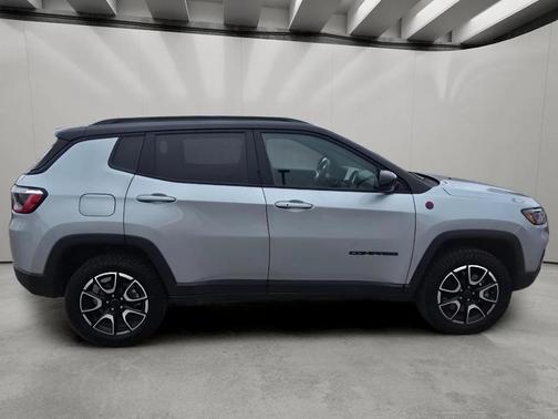 Silver Zynith Metallic Clearcoat 2025 Jeep Compass Trailhawk