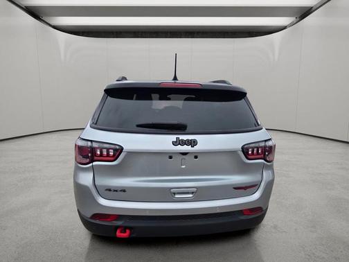 Silver Zynith Metallic Clearcoat 2025 Jeep Compass Trailhawk