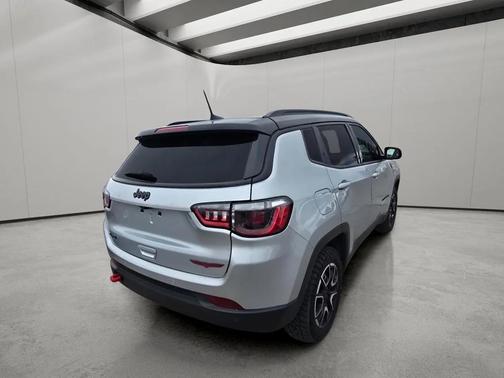 Silver Zynith Metallic Clearcoat 2025 Jeep Compass Trailhawk