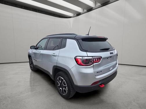 Silver Zynith Metallic Clearcoat 2025 Jeep Compass Trailhawk