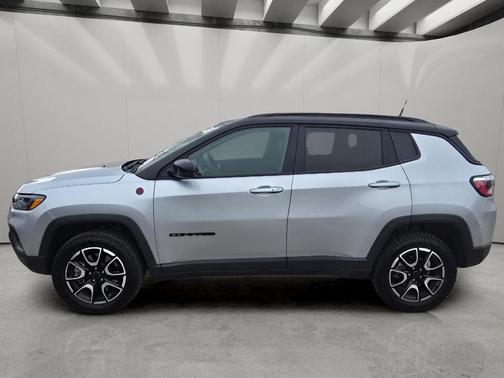 Silver Zynith Metallic Clearcoat 2025 Jeep Compass Trailhawk