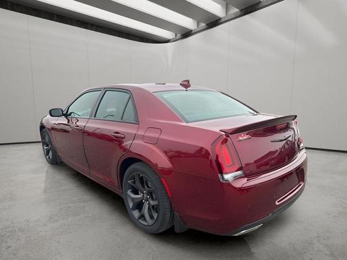 Velvet Red Pearlcoat 2022 Chrysler 300 S