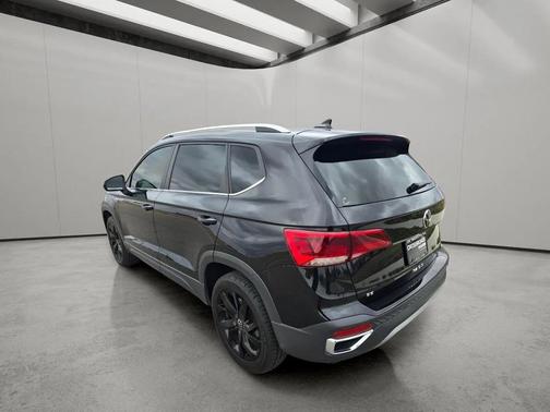 Deep Black Pearl 2023 Volkswagen Taos 1.5T SE