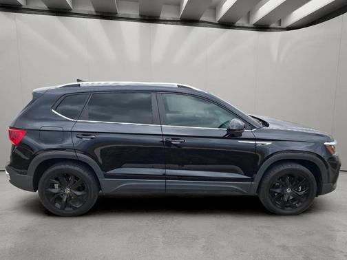 Deep Black Pearl 2023 Volkswagen Taos 1.5T SE
