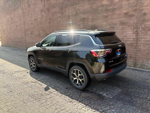 Diamond Black Crystal Pearlcoat 2025 Jeep Compass Limited