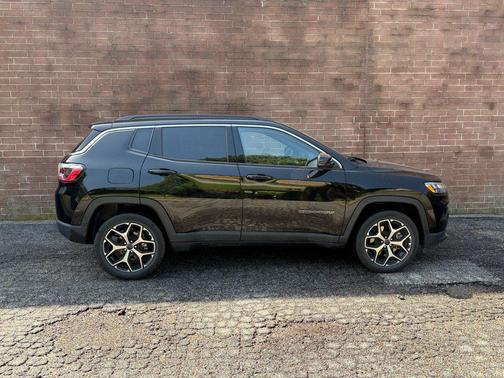 Diamond Black Crystal Pearlcoat 2025 Jeep Compass Limited