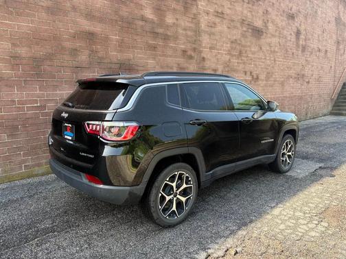 Diamond Black Crystal Pearlcoat 2025 Jeep Compass Limited