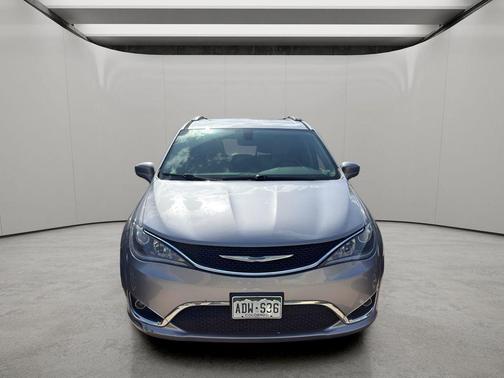 Billet Silver Metallic Clearcoat 2017 Chrysler Pacifica Touring-L