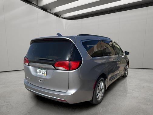 Billet Silver Metallic Clearcoat 2017 Chrysler Pacifica Touring-L