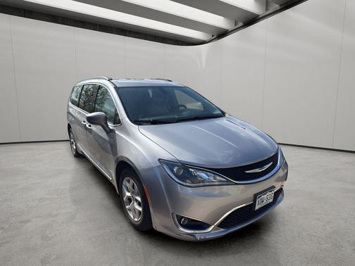Billet Silver Metallic Clearcoat 2017 Chrysler Pacifica Touring-L