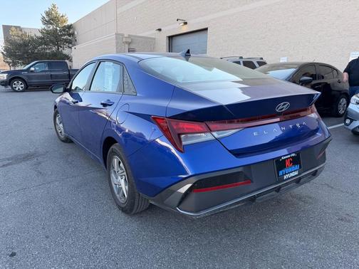 2024 Hyundai ELANTRA SE