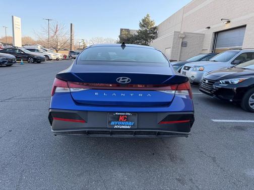 2024 Hyundai ELANTRA SE