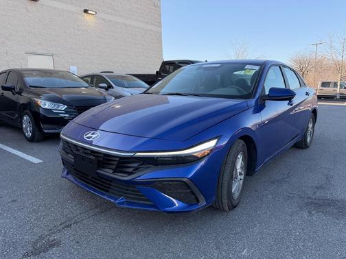 2024 Hyundai ELANTRA SE