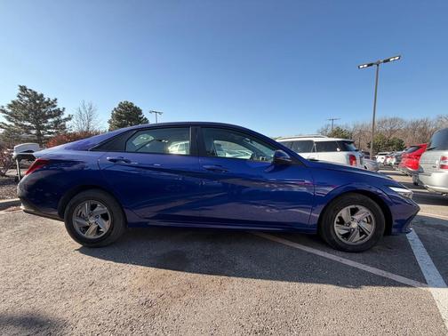 2024 Hyundai ELANTRA SE