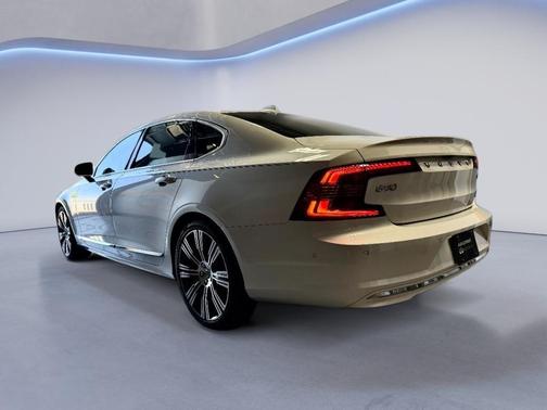 Crystal White Metallic 2023 Volvo S90 B6 Ultimate