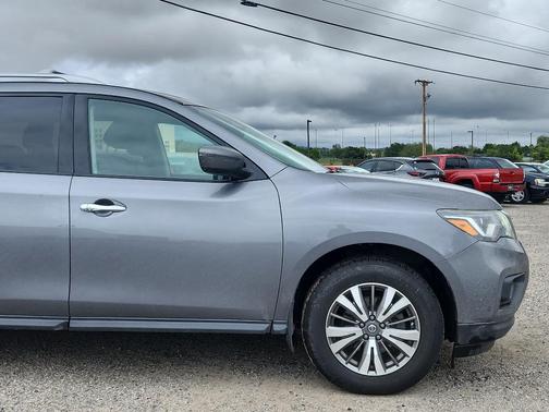 2017 Nissan Pathfinder SV