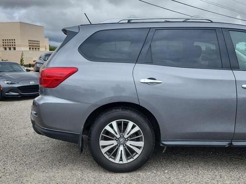 2017 Nissan Pathfinder SV