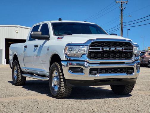 2022 RAM 3500 Tradesman Crew Cab 4x4 6'4' Box