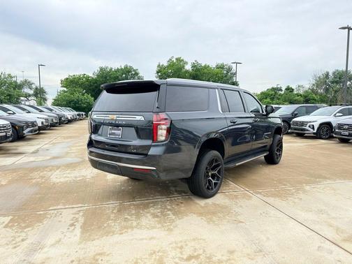 Evergreen Gray Metallic 2022 Chevrolet Suburban LT