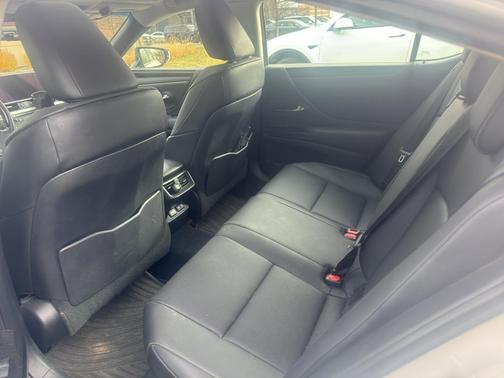 2020 Lexus ES 300h Base