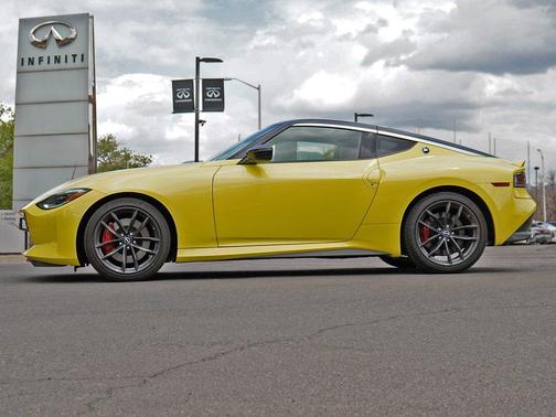 Ikazuchi Yellow Pearl Tricoat/Super Black 2024 Nissan Z Performance Auto