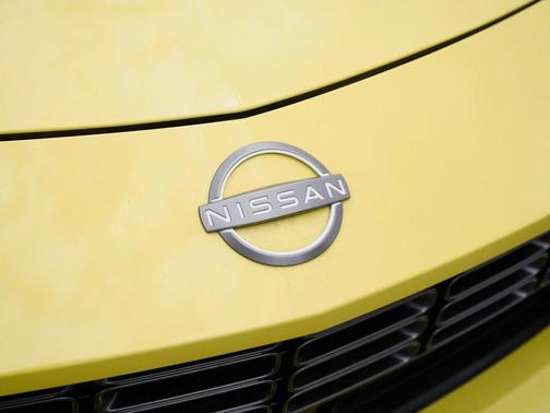 Ikazuchi Yellow Pearl Tricoat/Super Black 2024 Nissan Z Performance Auto