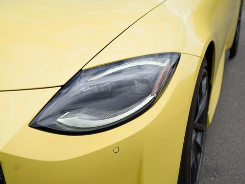 Ikazuchi Yellow Pearl Tricoat/Super Black 2024 Nissan Z Performance Auto
