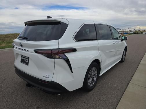 2024 Toyota Sienna LE