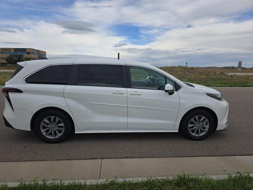 2024 Toyota Sienna LE