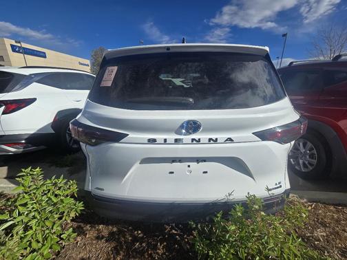 2024 Toyota Sienna LE
