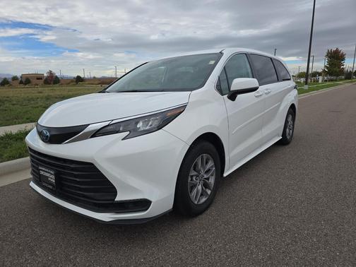 2024 Toyota Sienna LE