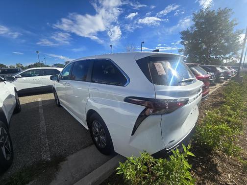 2024 Toyota Sienna LE