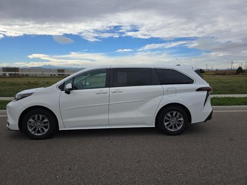 2024 Toyota Sienna LE