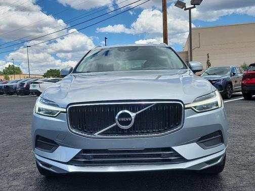 Silver 2018 Volvo XC60 T5 Momentum