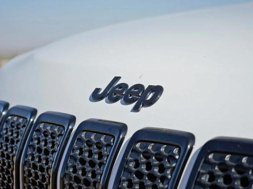 Bright White Clearcoat 2023 Jeep Cherokee Altitude
