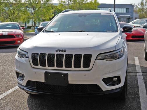 Bright White Clearcoat 2023 Jeep Cherokee Altitude