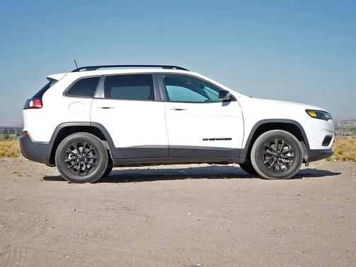 Bright White Clearcoat 2023 Jeep Cherokee Altitude